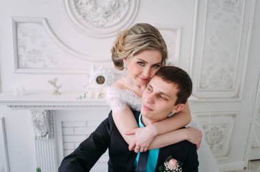 Mutlu çift. Fotoğraf çekimleri düğün dekor öpücükleri beyaz stüdyo düğün, hugs
