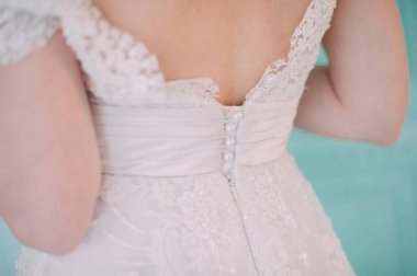 Gelin çiçek dekor, studio fotoğraf içinde portresi. Güzel gelin portre düğün makyaj ve saç, moda gelin modeli takı ve güzellik kız yüz, muhteşem güzellik gelin, stüdyo, çiçek serisi