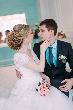 Mutlu çift. Fotoğraf çekimleri düğün dekor öpücükleri beyaz stüdyo düğün, hugs