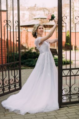 güzel gelin kadın portre ile poz onu düğün günü gelin buketi