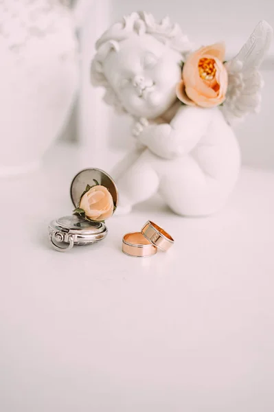 Anillos de boda. Símbolos de boda, atributos. Fiesta, celebración. Macro. Desenfoque — Foto de Stock