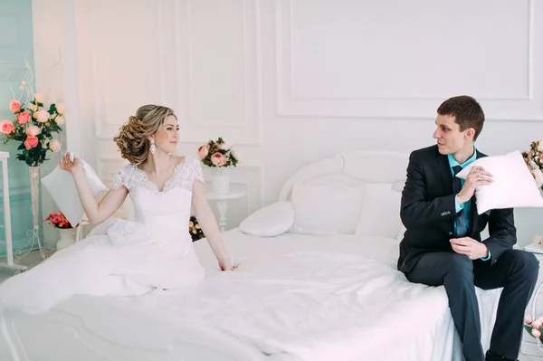 Glückliches Paar. Hochzeits-Fotoshooting im weißen Studio mit Hochzeitsdekor Küsse, Umarmungen — Stockfoto