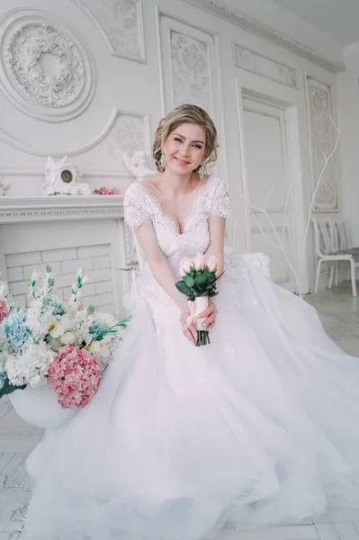 Porträt der Braut im Blumendekor, Studiofoto. schöne Braut Porträt Hochzeit Make-up und Frisur, Mode Braut Modell Schmuck und Schönheit Mädchen Gesicht, wunderschöne Schönheit Braut, Studio, Blume-Serie — Stockfoto