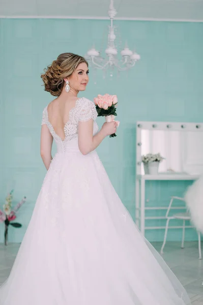 Portrait de mariée dans un décor de fleurs, photo de studio. Belle mariée portrait mariage maquillage et coiffure, bijoux de modèle de mariée de mode et beauté fille visage, magnifique mariée de beauté, studio, série de fleurs — Photo