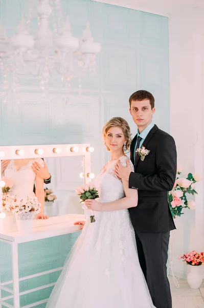 행복 한 커플입니다. 안 아 결혼식 결혼식 장식 키스 화이트 스튜디오에서 사진 촬영, — 스톡 사진