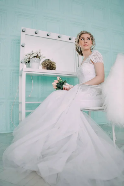 Porträt der Braut im Blumendekor, Studiofoto. schöne Braut Porträt Hochzeit Make-up und Frisur, Mode Braut Modell Schmuck und Schönheit Mädchen Gesicht, wunderschöne Schönheit Braut, Studio, Blume-Serie — Stockfoto