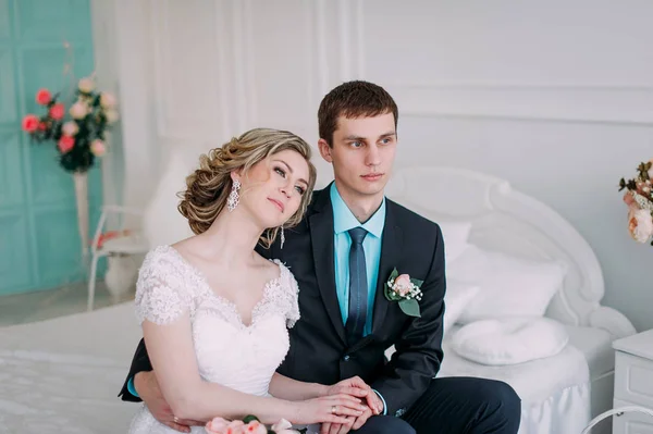 幸せなカップル。結婚式の結婚式の装飾のキスで白のスタジオでの写真撮影、抱擁します。 — ストック写真