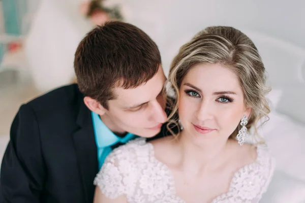 Mutlu çift. Fotoğraf çekimleri düğün dekor öpücükleri beyaz stüdyo düğün, hugs — Stok fotoğraf