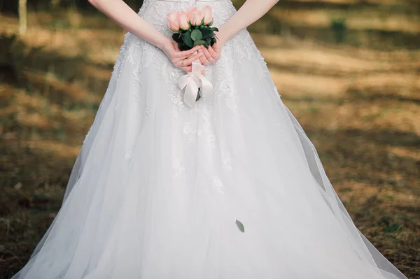 Parte posterior de la novia hermosa con el ramo nupcial — Foto de Stock