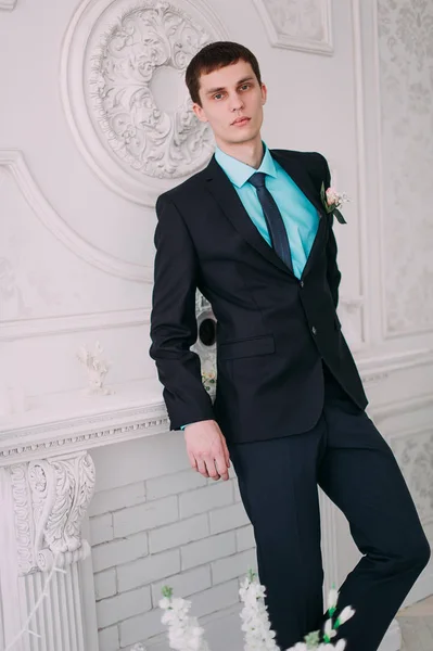 Портрет повного тіла молодого стильного бізнесмена в краватці і жилеті з руками на талії — стокове фото