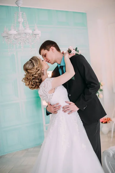 幸福的夫妻。婚礼照片拍摄的白色工作室与婚礼装饰亲吻，拥抱 — 图库照片