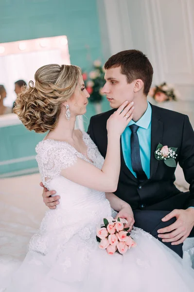 Mutlu çift. Fotoğraf çekimleri düğün dekor öpücükleri beyaz stüdyo düğün, hugs