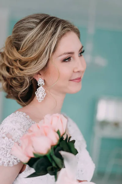 Retrato de noiva na decoração da flor, foto do estúdio. Linda noiva retrato casamento maquiagem e penteado, moda noiva modelo jóias e beleza menina rosto, linda noiva de beleza, estúdio, série de flores — Fotografia de Stock