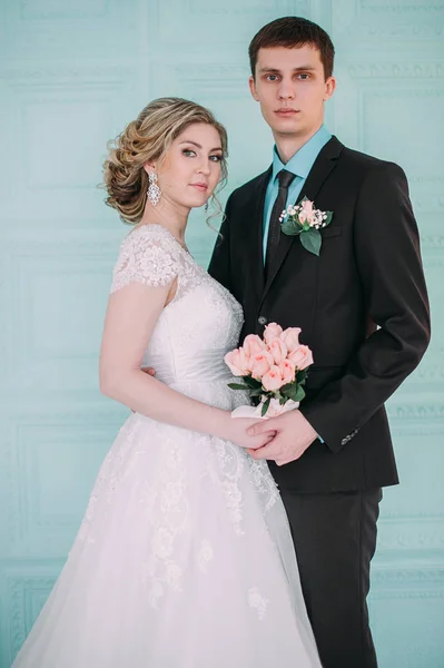 Mutlu çift. Fotoğraf çekimleri düğün dekor öpücükleri beyaz stüdyo düğün, hugs — Stok fotoğraf