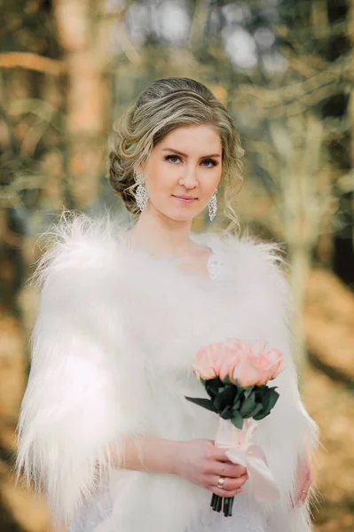 Belle mariée femme portrait avec bouquet nuptiale posant dans son jour de mariage — Photo