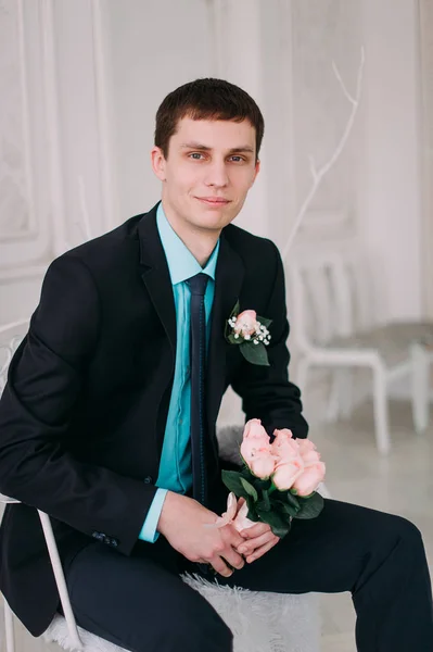 Портрет повного тіла молодого стильного бізнесмена в краватці і жилеті з руками на талії — стокове фото