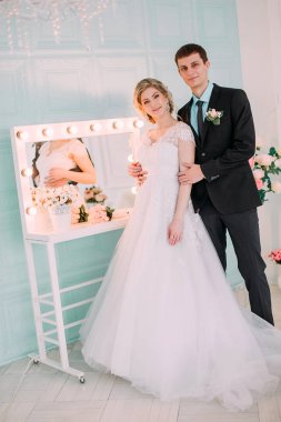 Mutlu çift. Fotoğraf çekimleri düğün dekor öpücükleri beyaz stüdyo düğün, hugs