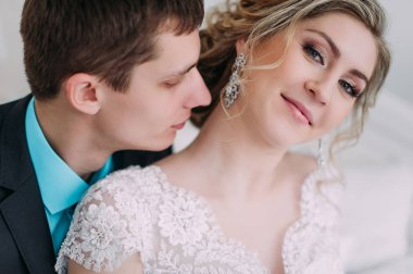 Mutlu çift. Fotoğraf çekimleri düğün dekor öpücükleri beyaz stüdyo düğün, hugs