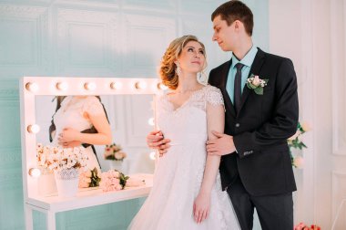 Mutlu çift. Fotoğraf çekimleri düğün dekor öpücükleri beyaz stüdyo düğün, hugs