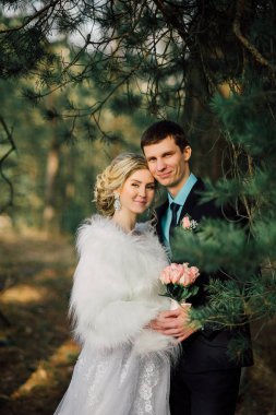 Parktaki gelin ve damat öpüşüyor. Doğadaki bir düğünde gelin ve damat öpüşüyor. Düğün çifti.