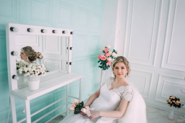 Gelin çiçek dekor, studio fotoğraf içinde portresi. Güzel gelin portre düğün makyaj ve saç, moda gelin modeli takı ve güzellik kız yüz, muhteşem güzellik gelin, stüdyo, çiçek serisi