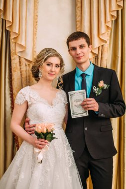 düğün töreninde. Düğün çifti imzalarını bırakarak