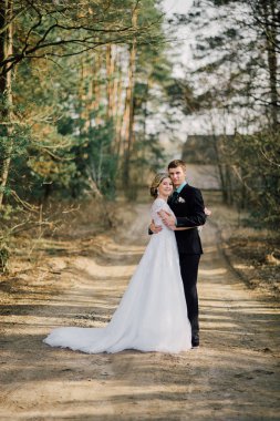 Parktaki gelin ve damat öpüşüyor. Doğadaki bir düğünde gelin ve damat öpüşüyor. Düğün çifti.