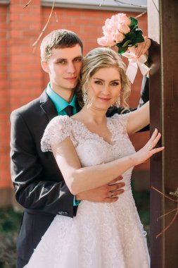 Parktaki gelin ve damat öpüşüyor. Doğadaki bir düğünde gelin ve damat öpüşüyor. Düğün çifti.