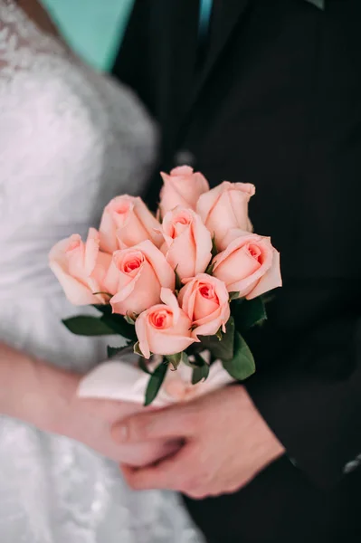 Ramo de bodas, flores, rosas, hermoso ramo — Foto de Stock