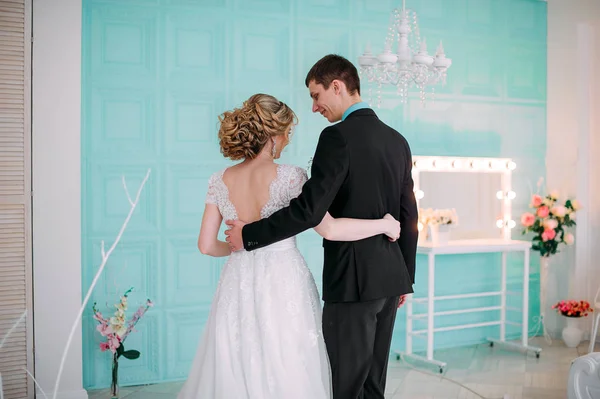 Lyckligt par. Bröllop fotosession i vit studion med bröllop inredning Kyssar, kramar — Stockfoto