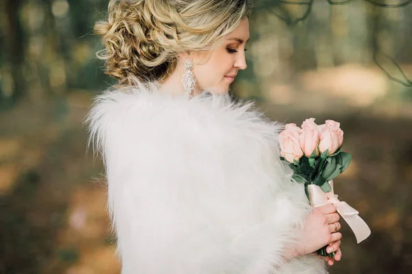 Beautiful bride woman portrait with bridal bouquet posing in her wedding day — Stock Photo, Image