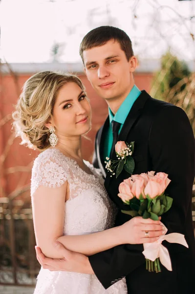 Noiva e noivo em um parque beijo.casal recém-casados noiva e noivo em um casamento na natureza floresta verde estão beijando foto portrait.Wedding Casal — Fotografia de Stock