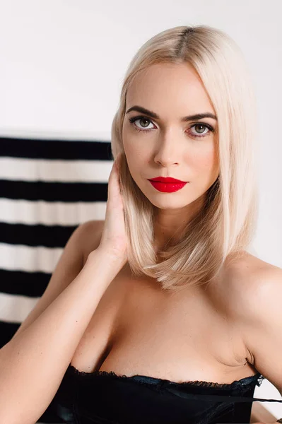 Όμορφη γυναίκα σέξι μαύρα εσώρουχα, εσώρουχα με tan δέρμα και κόκκινα χείλη, θέτοντας σε ξαπλώστρα στο studio σε λευκό φόντο. Αντιπαραβαλλόμενα ρετουσαρισμένα βολή — Φωτογραφία Αρχείου