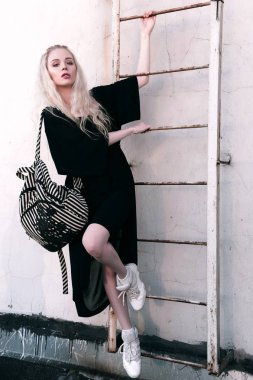 Sokakta poz genç güzel mutlu sarışın Avrupa Bayan açık portresi. Şık kıyafetleri modeli... Kadın moda. Şehir bir yaşam tarzı. Kopya alanı.