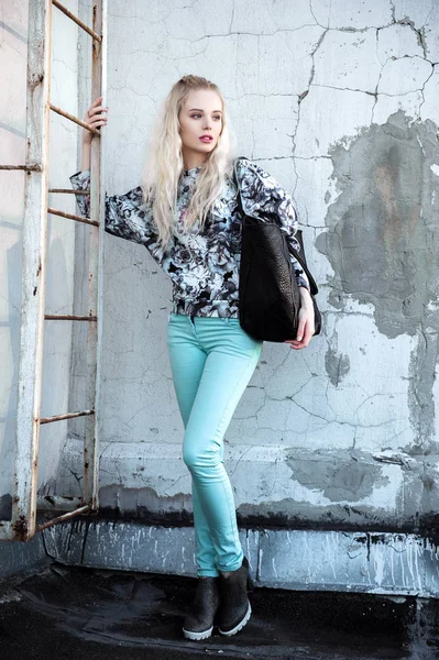 Outdoor Portret van mooie gelukkig blond Europese jongedame poseren op straat. Model dragen van stijlvolle kleding... Vrouwelijke mode. Stad lifestyle. Kopiëren van ruimte. — Stockfoto