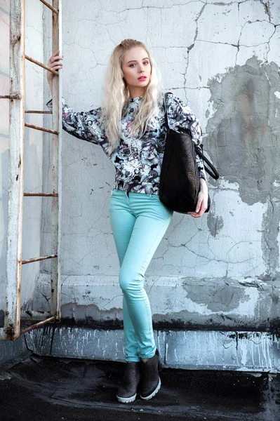 Außenporträt einer jungen schönen, glücklichen blonden Europäerin, die auf der Straße posiert. Modell trägt stilvolle Kleidung.. weibliche Mode. Lebensstil in der Stadt. Kopierraum. — Stockfoto