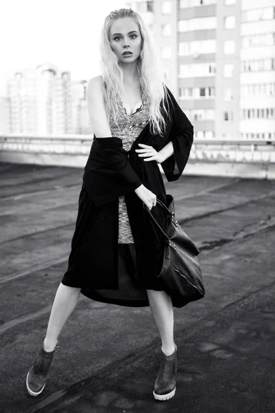 Outdoor Portret van mooie gelukkig blond Europese jongedame poseren op straat. Model dragen van stijlvolle kleding... Vrouwelijke mode. Stad lifestyle. Kopiëren van ruimte. — Stockfoto