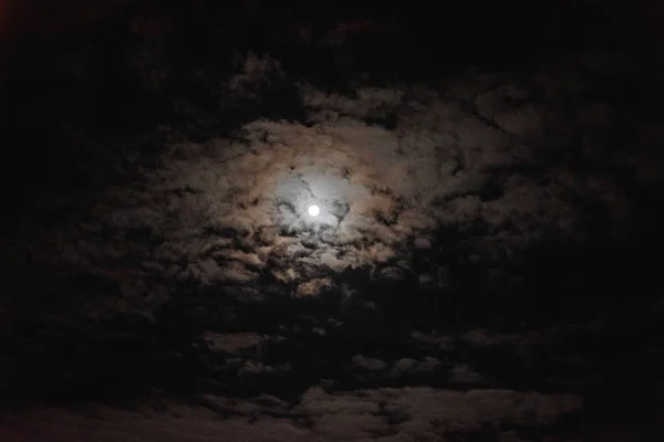 Luna en día nublado . — Foto de Stock