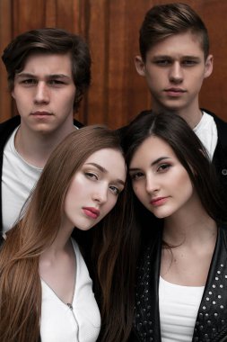 Siyah ve Beyaz giysili genç zarif trendy arkadaşlar açık havada