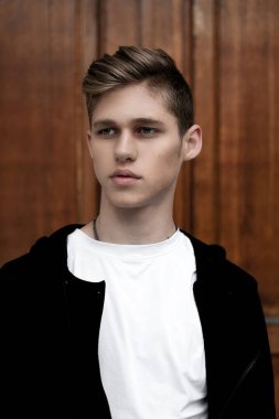 Siyah ve Beyaz giysili genç zarif şık çocuk açık havada