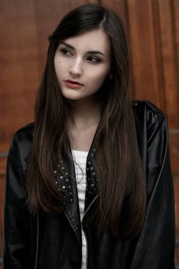 Siyah ve Beyaz giysili genç zarif trendy Bayan açık havada