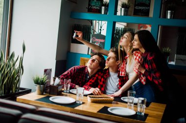 bir kafede selfie arkadaş. İki erkek ve iki kız selfie kafede olun