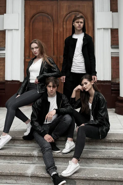 Young elegant trendy friends outdoors, wearing black and white clothing — Stock Photo, Image