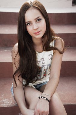 Kız Açık eğleniyor. Güzel kız okul Stadı'nda oturan. 