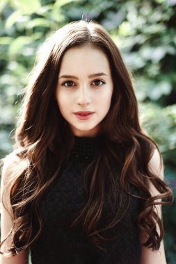 Uzun saçlı, süper sevimli siyah elbiseli güzel genç kız bir