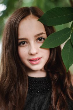 Uzun saçlı, süper sevimli siyah elbiseli güzel genç kız bir