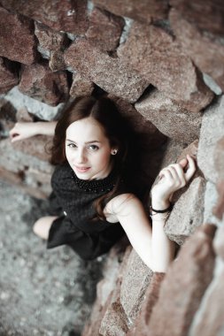 taş duvar arka plan üzerinde güzel üzgün genç kadın