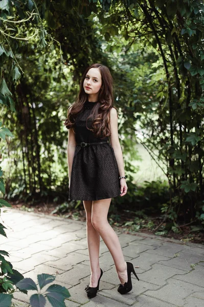 Menina bonita em vestido preto com cabelo longo, super bonito um — Fotografia de Stock