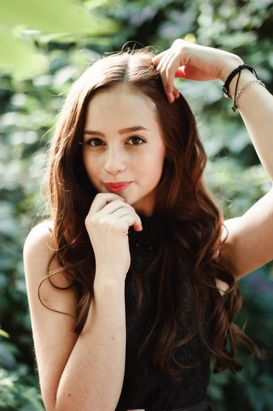 Uzun saçlı, süper sevimli siyah elbiseli güzel genç kız bir