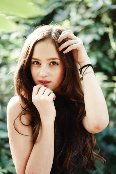 Uzun saçlı, süper sevimli siyah elbiseli güzel genç kız bir